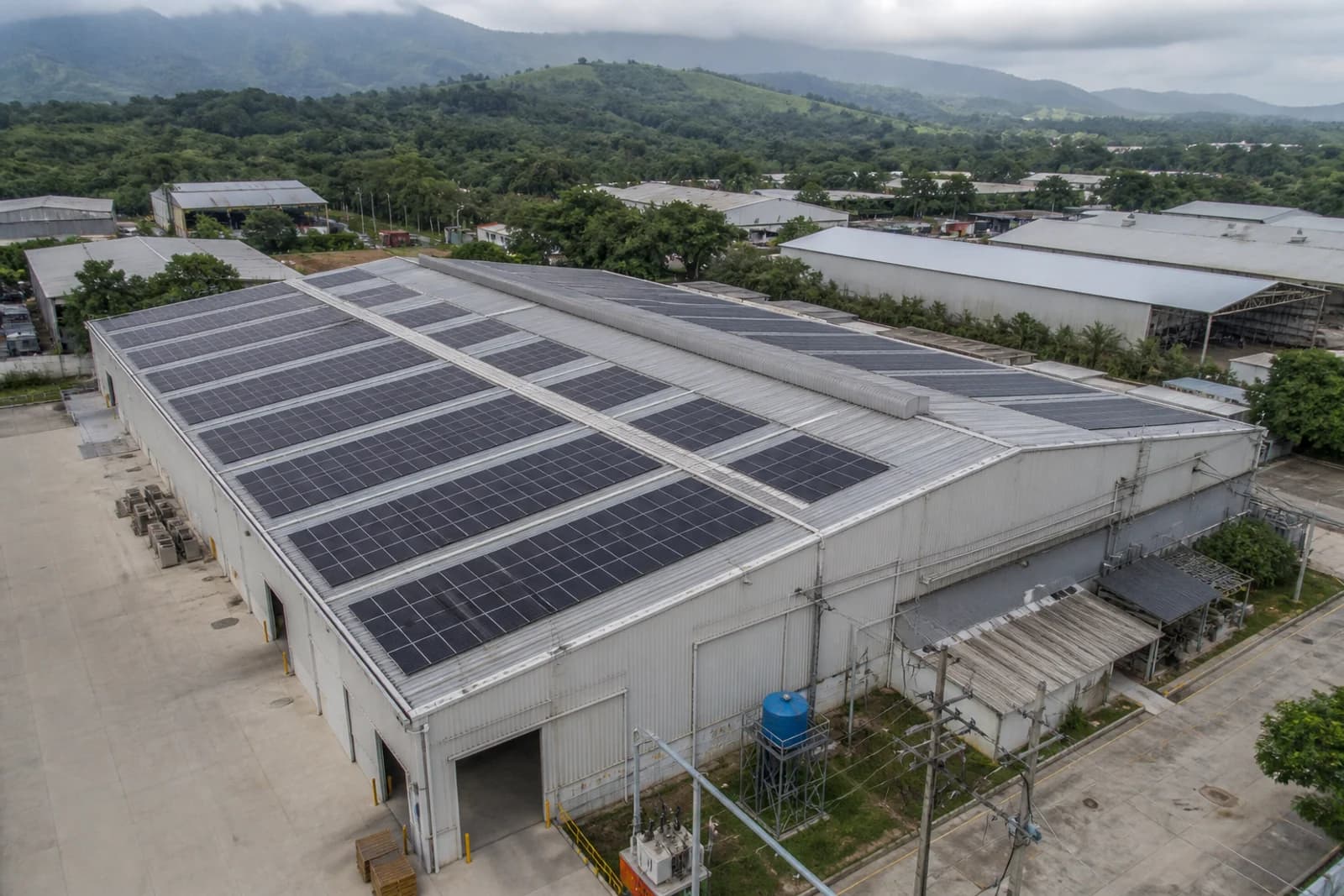 Planta industrial con gran instalación de paneles solares en el techo