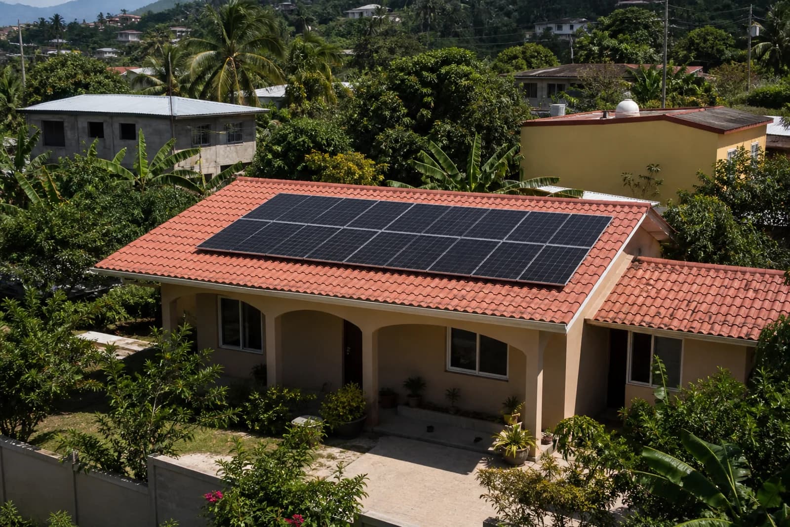 Casa con paneles solares instalados en el techo, vista aérea